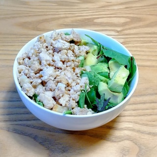 カフェ風！アボカドと鶏挽き肉丼